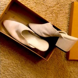 URBAN OUTFITTERS Becky Suede Ivory Pointed Mule